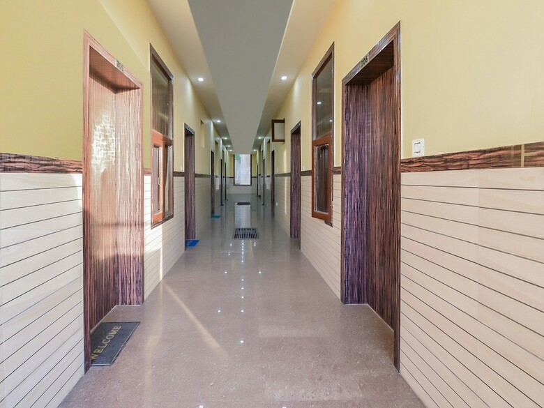 Oyo 23599 Hotel Superstar