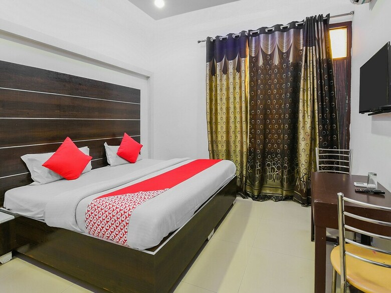 Oyo 23599 Hotel Superstar