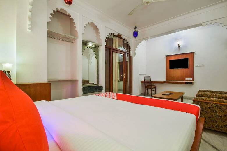 Hotel Oyo 23380 Raj Palace
