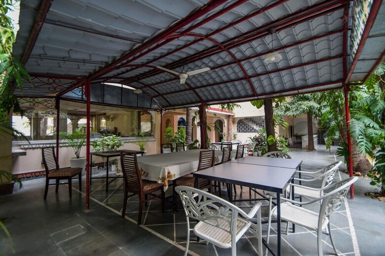 Hotel Oyo 23380 Raj Palace