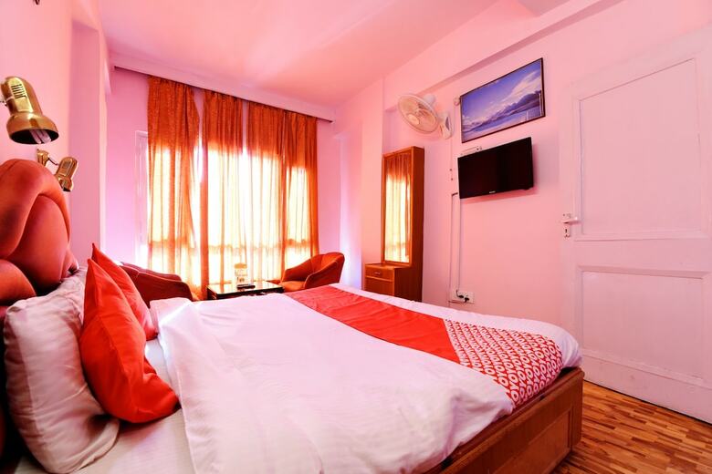 Oyo 15765 Hotel Eve