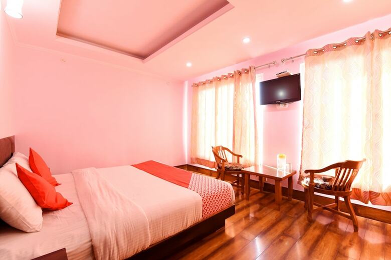 Oyo 15765 Hotel Eve