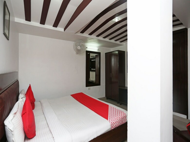 Oyo 18568 Ratan Hotel