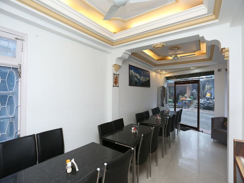 Oyo 18568 Ratan Hotel