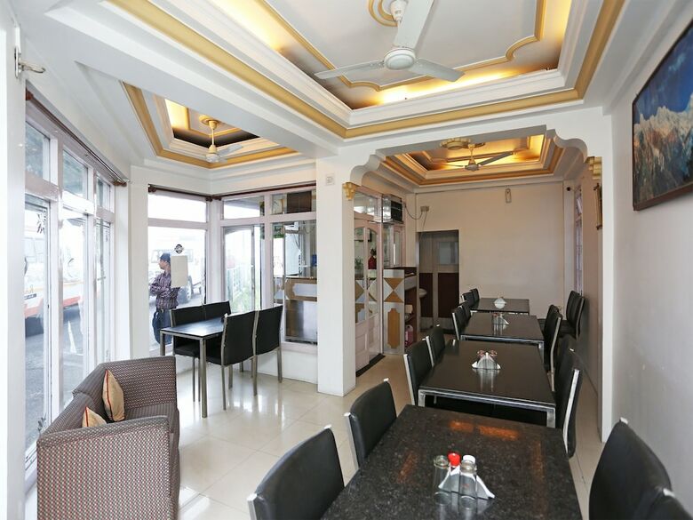 Oyo 18568 Ratan Hotel