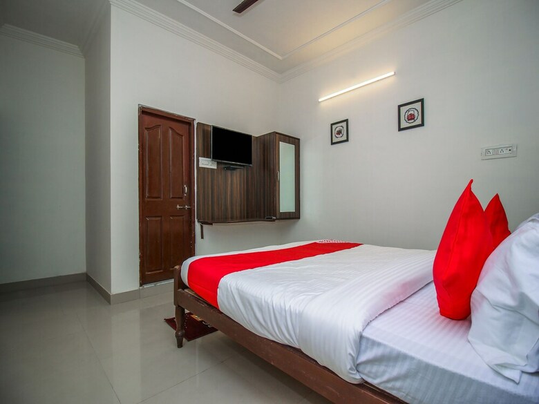 Oyo 18272 Hotel Lambodar