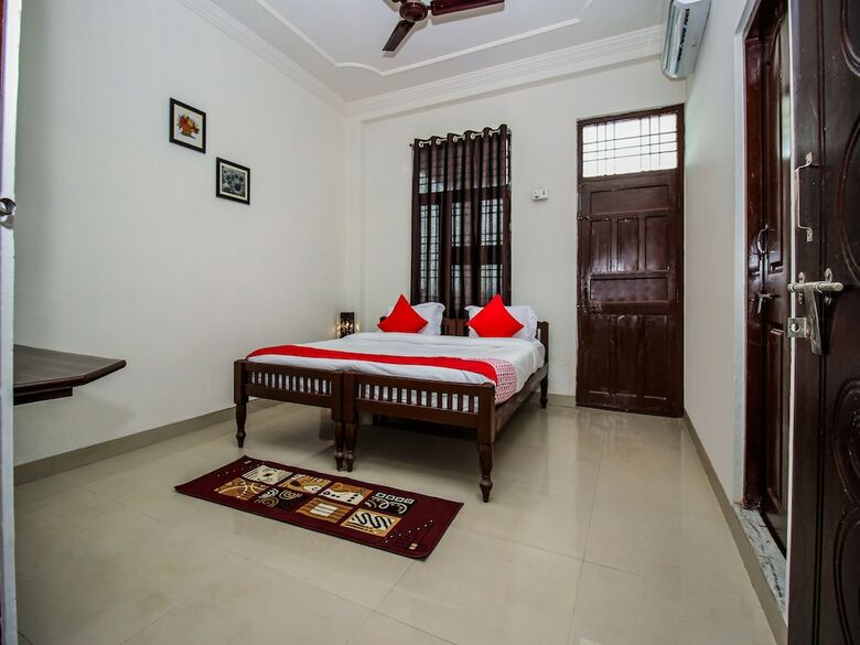 Oyo 18272 Hotel Lambodar
