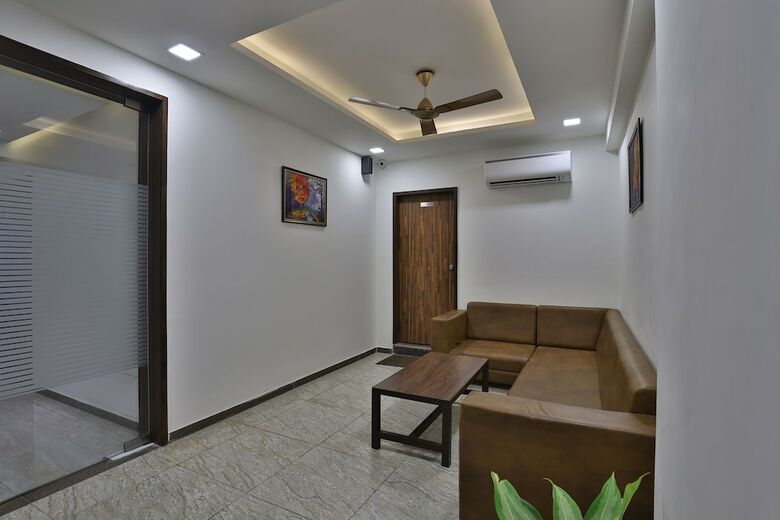 Hotel Oyo 27930 Dev Orchid