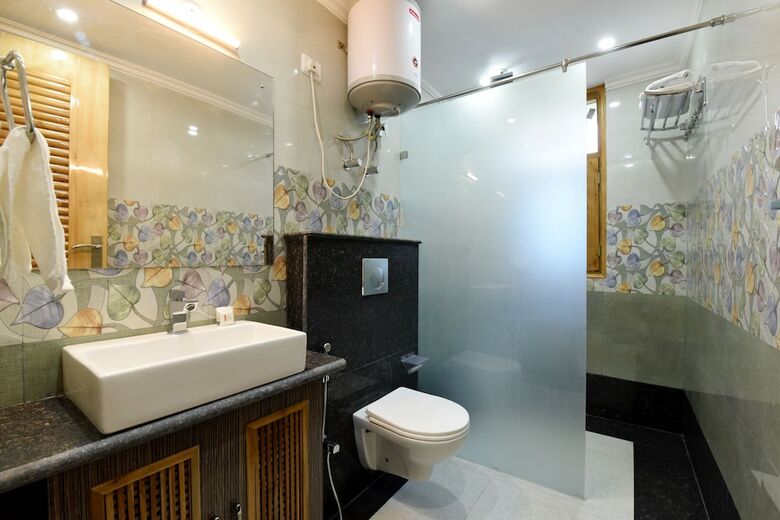 Oyo 14177 Hotel Hhh