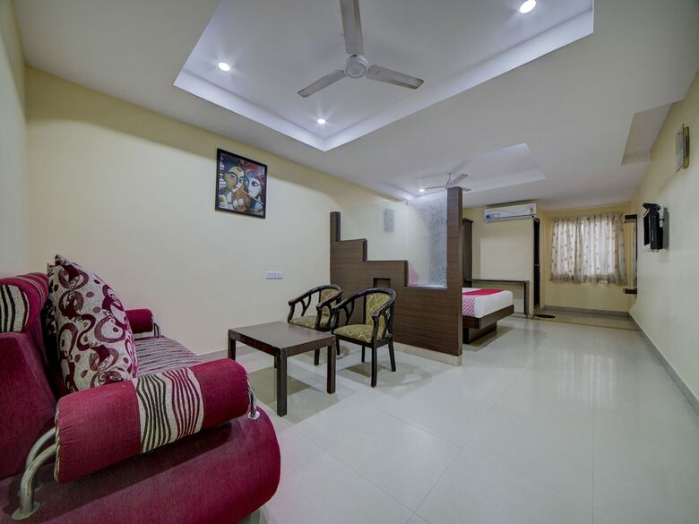 Hotel Oyo 28033 Pradha Grand