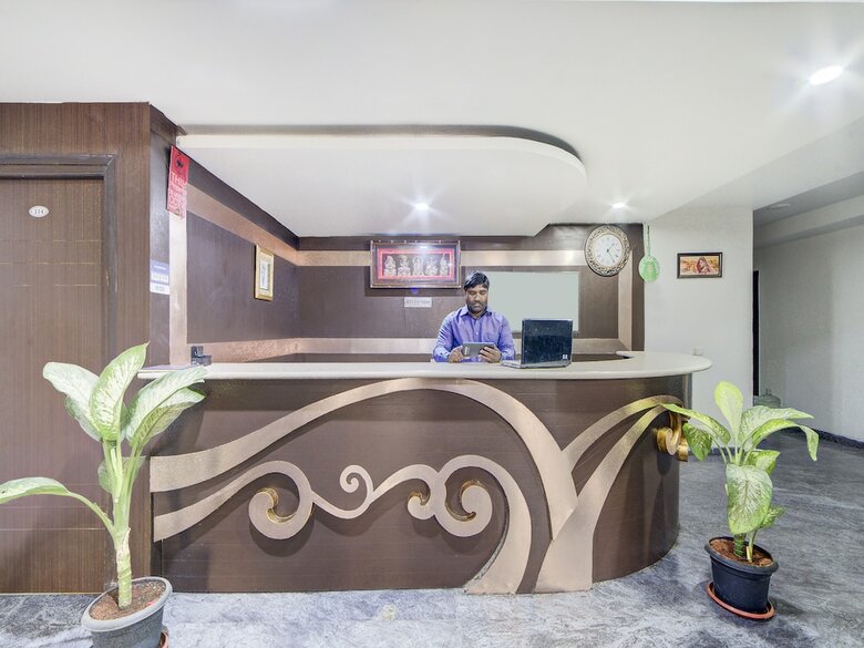 Hotel Oyo 28033 Pradha Grand