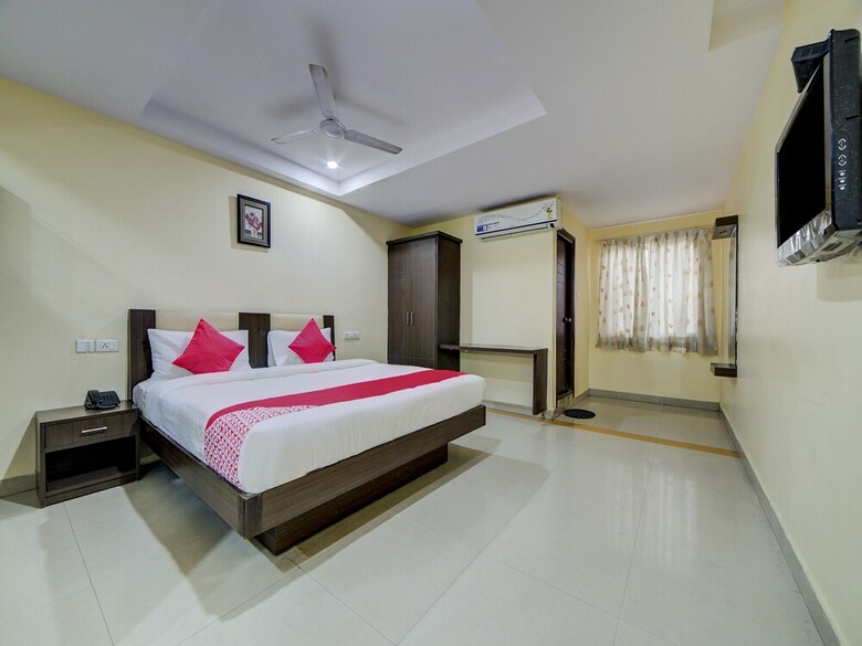 Hotel Oyo 28033 Pradha Grand