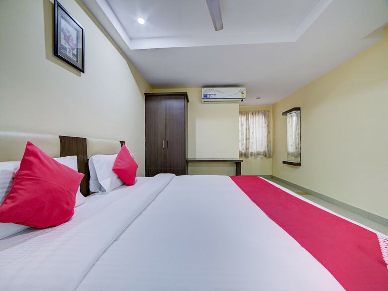 Hotel Oyo 28033 Pradha Grand