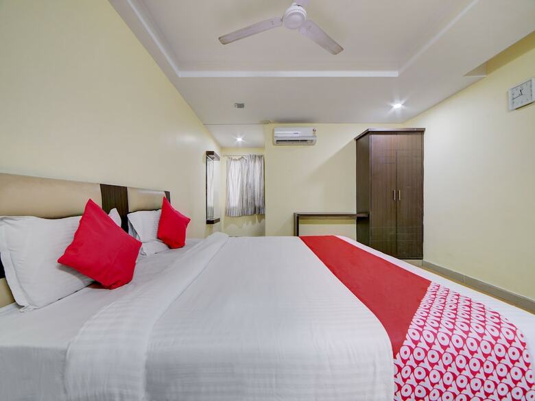 Hotel Oyo 28033 Pradha Grand