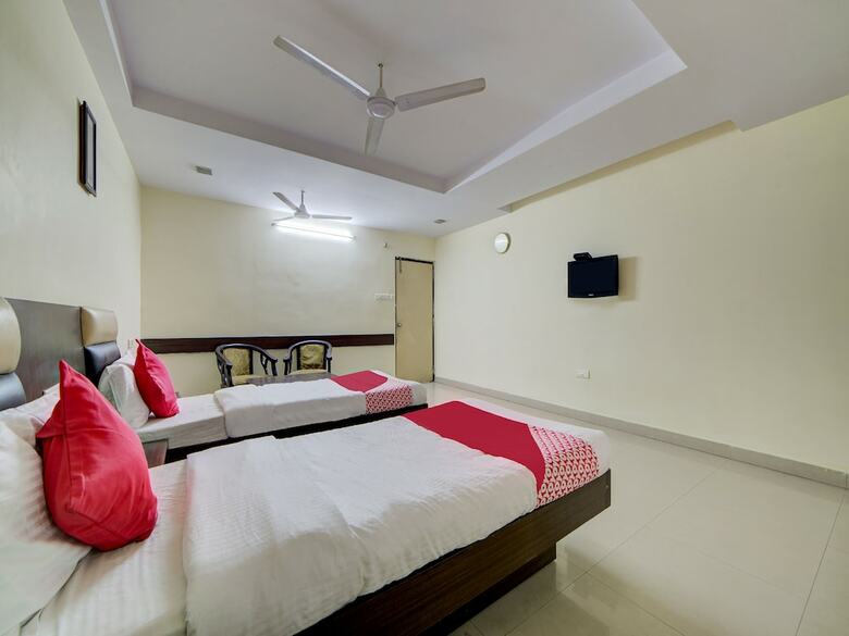 Hotel Oyo 28033 Pradha Grand