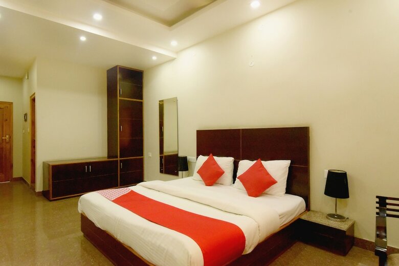 Oyo 18674 Airport Inn Hotel