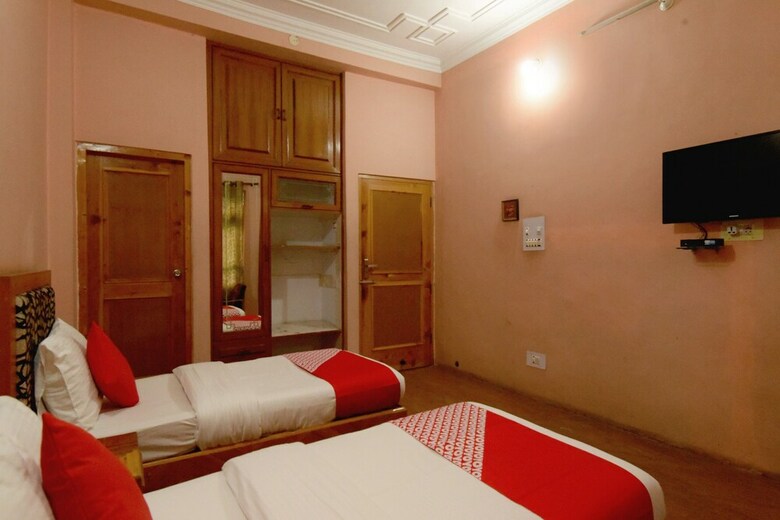 Oyo 18674 Airport Inn Hotel