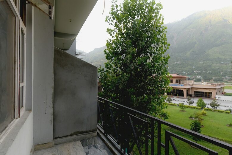 Oyo 18674 Airport Inn Hotel