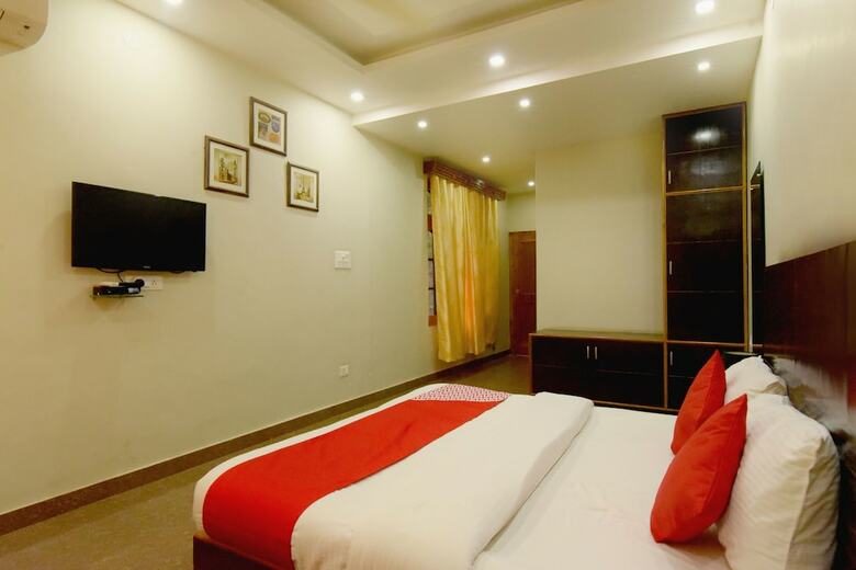 Oyo 18674 Airport Inn Hotel