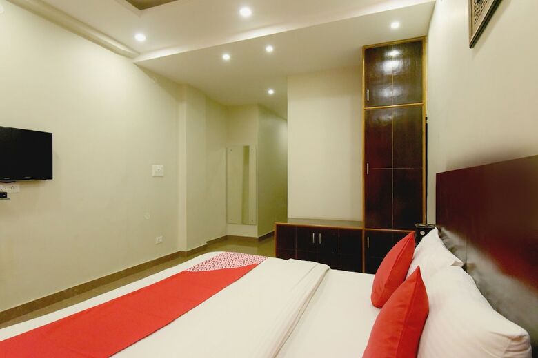 Oyo 18674 Airport Inn Hotel