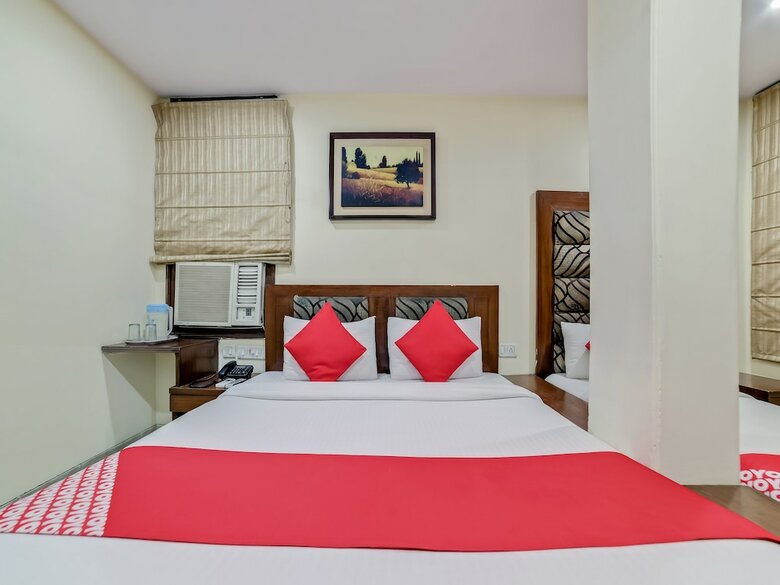 Hotel Oyo 24437 Oxford Deluxe
