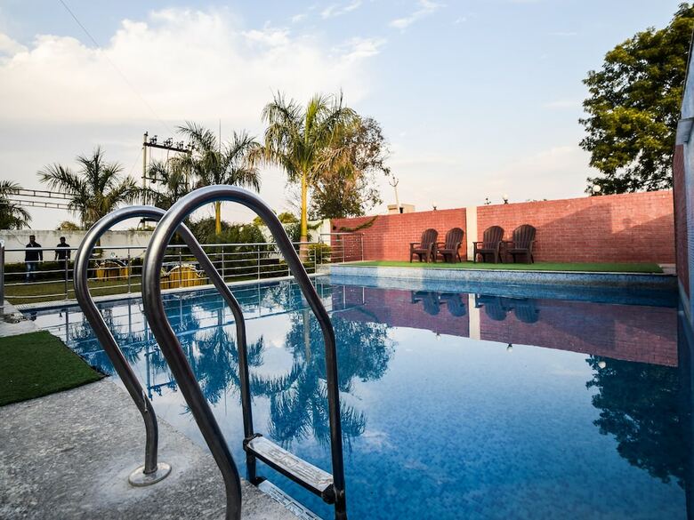 Hotel Oyo 28253 Jmd Palace