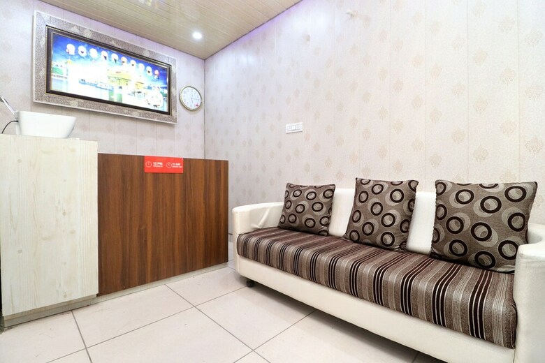 Oyo 27670 Ts Hotel