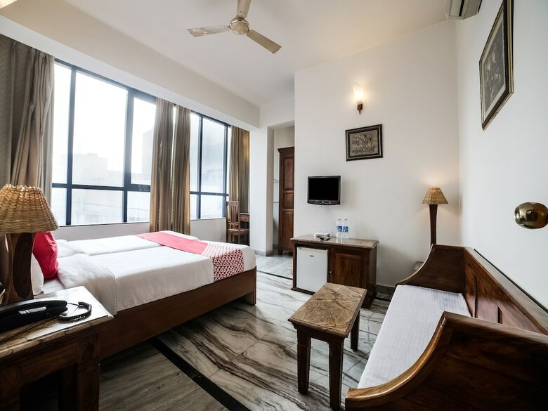 Oyo 27041 Hotel Luna Rosa