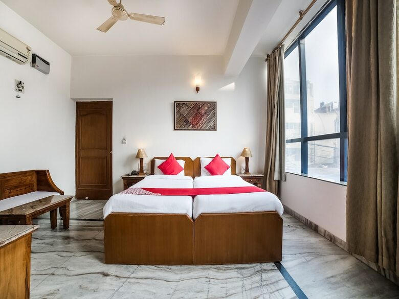 Oyo 27041 Hotel Luna Rosa