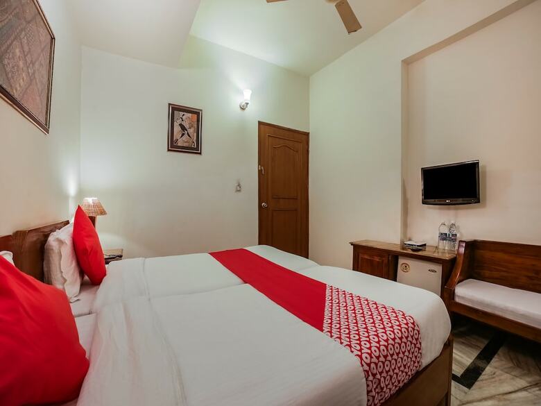 Oyo 27041 Hotel Luna Rosa