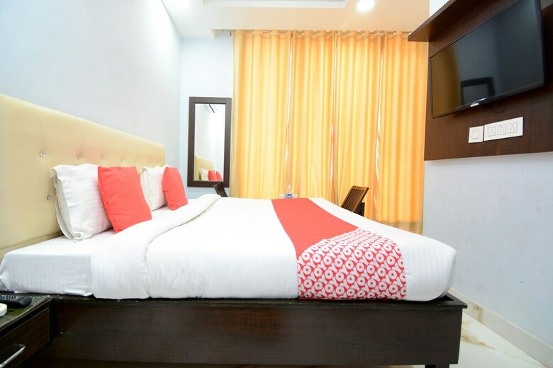 Oyo 28282 Hotel J J Crown