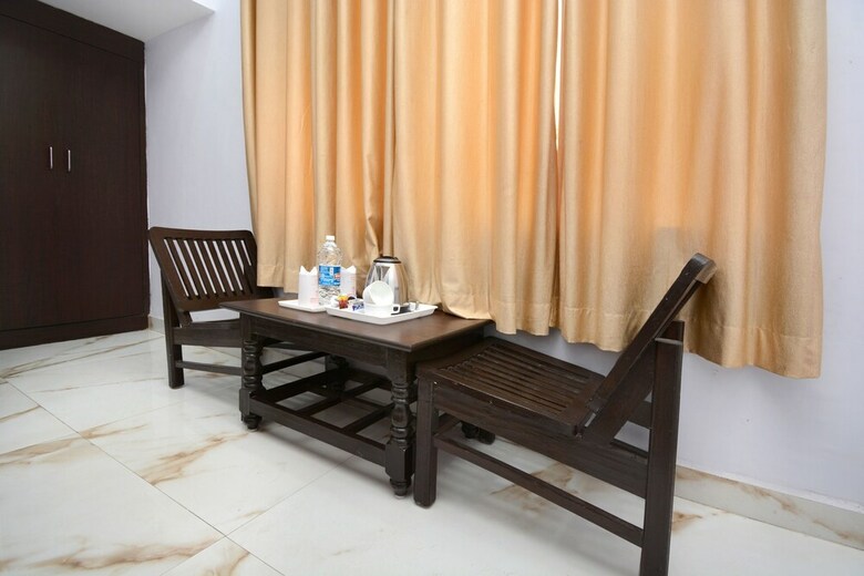 Oyo 28282 Hotel J J Crown
