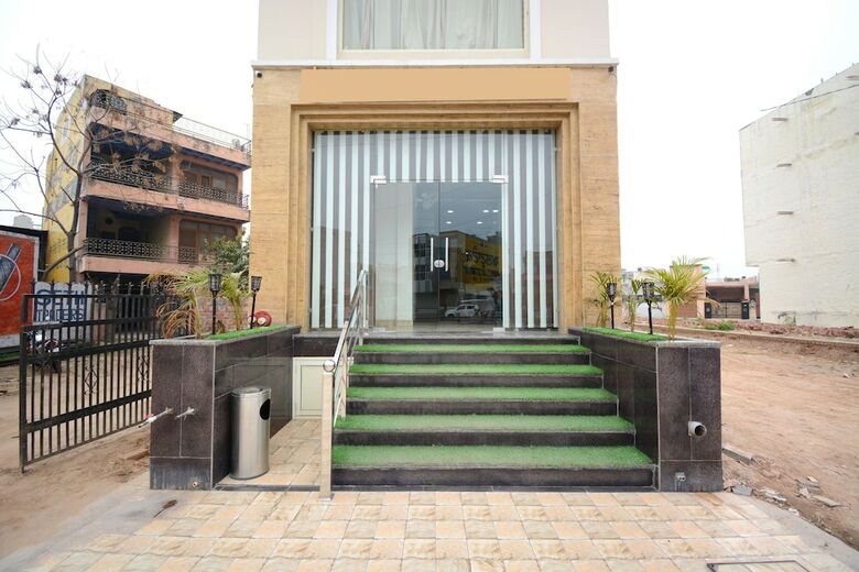 Oyo 28282 Hotel J J Crown