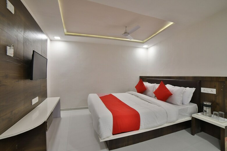 Oyo 27031 Hotel Maan Palace