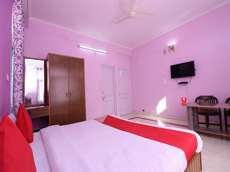 Oyo 27694 Moksh Hotel