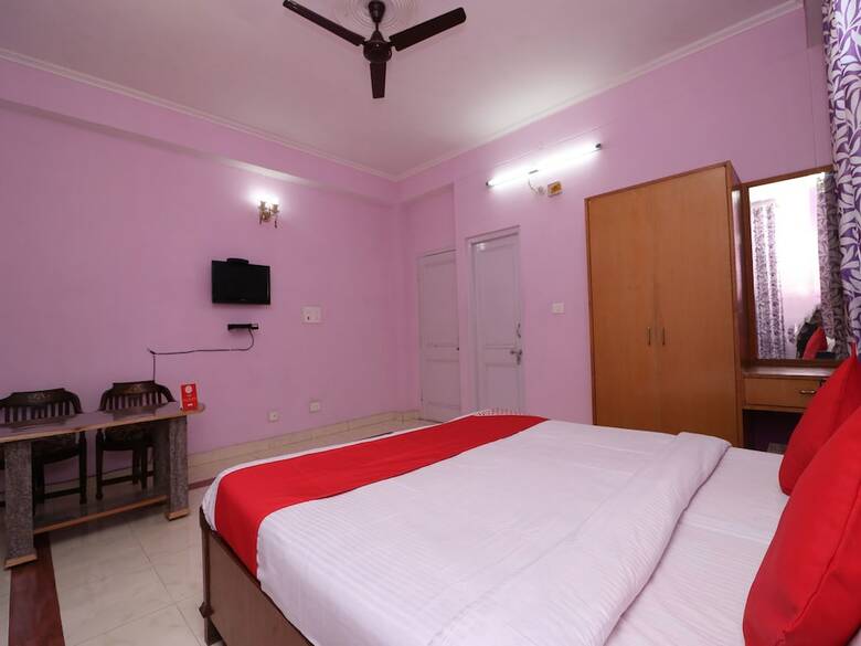 Oyo 27694 Moksh Hotel
