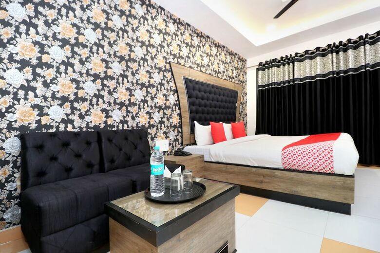 Oyo 27972 Hotel Pakeeza