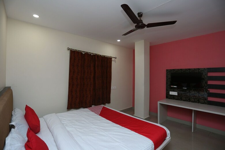 Oyo 27016 Hotel Sai Siddhi
