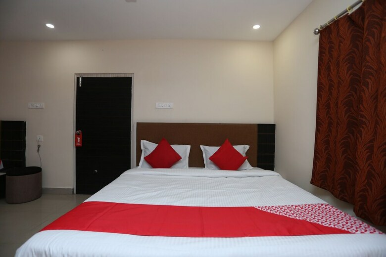 Oyo 27016 Hotel Sai Siddhi