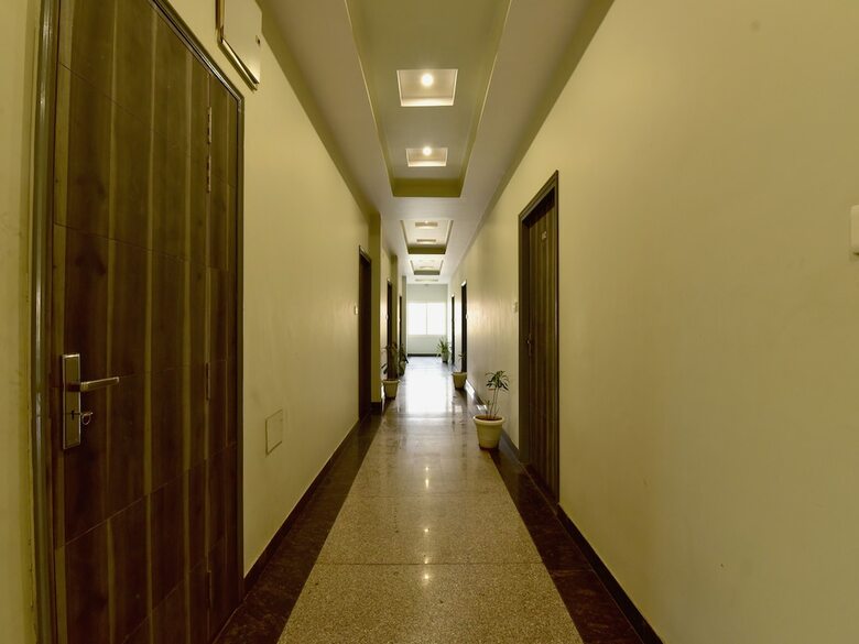 Oyo 23085 Baba Hotel