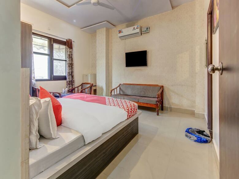 Oyo 28040 Hotel Cg Inn