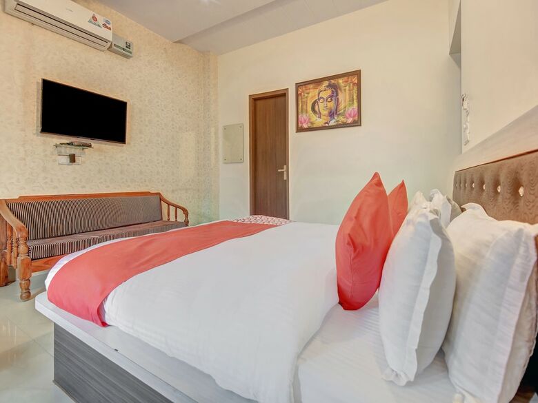 Oyo 28040 Hotel Cg Inn