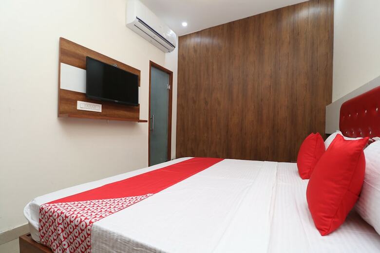 Oyo 28575 Hotel J&b