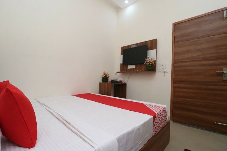 Oyo 28575 Hotel J&b