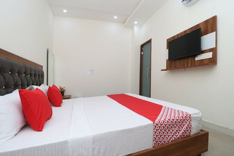 Oyo 28575 Hotel J&b