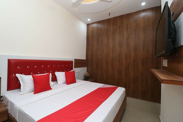 Oyo 28575 Hotel J&b