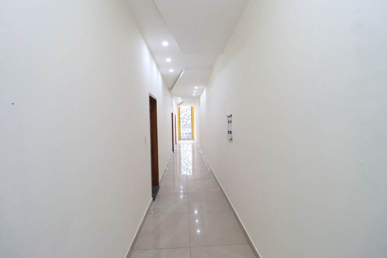 Oyo 28575 Hotel J&b
