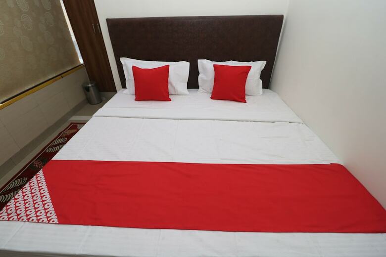 Oyo 28575 Hotel J&b