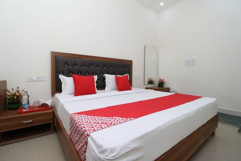Oyo 28575 Hotel J&b