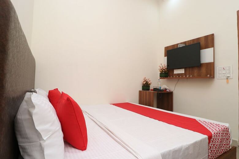 Oyo 28575 Hotel J&b